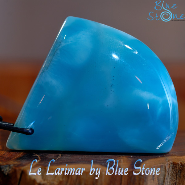 pierre bleu Larimar de république Dominicaine. Larimar blue gem stone from Dominican republic. piedra azul de Larimar de Republica Dominicana